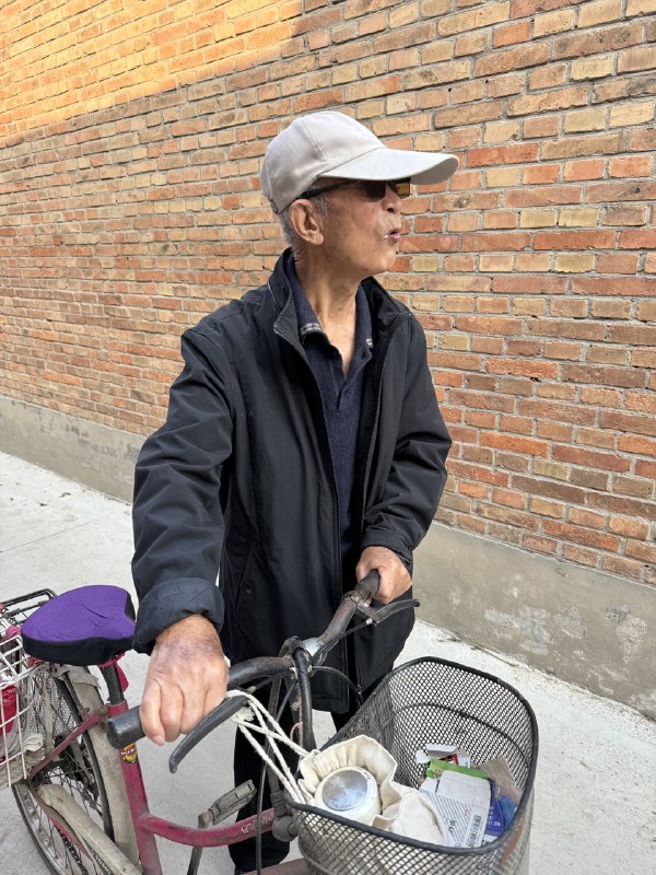 胡同里的伯伯去世了，80多岁走的，人很好， 大娘还健在，都是很好的人，他们很早就搬到楼里住了，很怀念他们